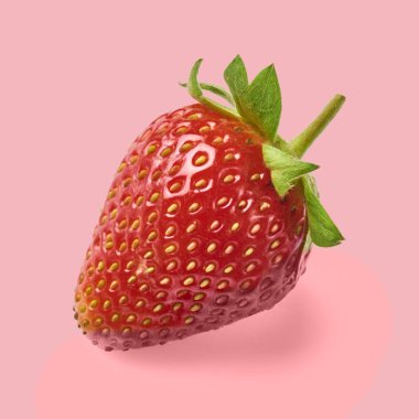 Taze lezzetli olgun çilek, pembe arka plan izole.