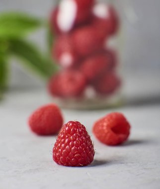 Tasarım moceup beton zemin üzerine yeşil yaprakları ile taze ve olgun ahududu