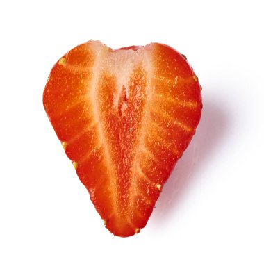 Taze lezzetli olgun çilek beyaz arka plan üzerinde izole dilim.