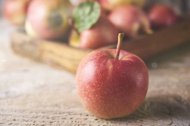 Ahşap masa, yakın çekim üzerinde taze sulu olgun kırmızı elma