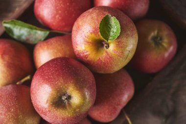Ahşap masa, yakın çekim üzerinde taze sulu olgun kırmızı elma