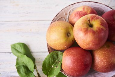 Ahşap kase taze sulu olgun kırmızı elma tablo, yakın çekim beyaz
