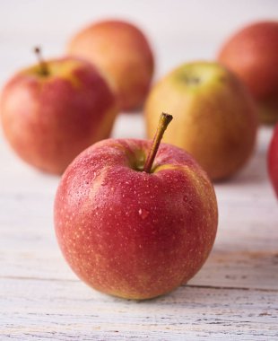 Beyaz tahta üzerinde taze sulu olgun kırmızı elma tablo, yakın çekim
