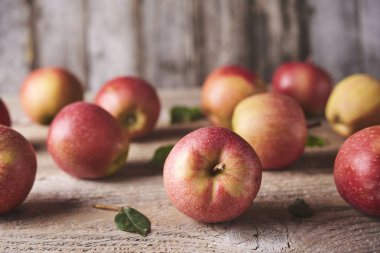 Ahşap masa, yakın çekim üzerinde taze sulu olgun kırmızı elma