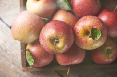Ahşap masa, yakın çekim üzerinde taze sulu olgun kırmızı elma