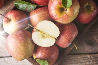 Ahşap masa, yakın çekim üzerinde taze sulu olgun kırmızı elma