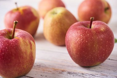 ahşap masa üzerinde olgun elma yakın çekim