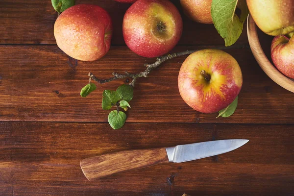 Fresh Ripe Apple Wooden Brown Background — Stock Photo, Image