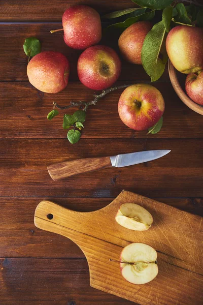 Свіже Стигле Яблуко Мисці Обробна Дошка Ножем Половина Яблука Над — стокове фото