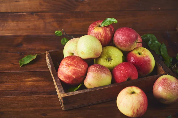 Ahşap kahverengi zemin üzerinde taze olgun elma