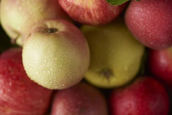 Fresh Ripe Apple Краплями Води Крупним Планом — стокове фото