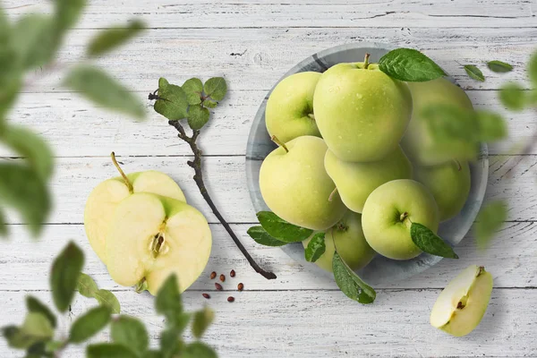 Fresh Green Ripe Apple Bowl Laying Wooden White Table Defocused — Stock Photo, Image