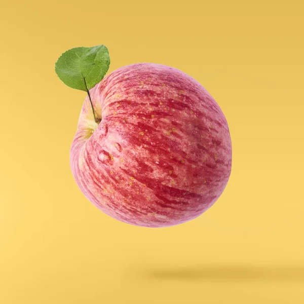 Pomme Fraîche Rouge Voler Dans Air Sur Fond Jaune Concept — Photo