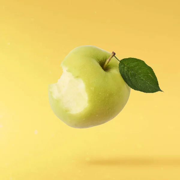 Zielone Jabłko Świeże Latające Powietrzu Nad Żółtym Tle Jedzenie Koncepcja — Zdjęcie stockowe