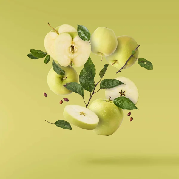 Політ Повітрі Зелене Свіже Ціле Нарізане Яблуко Листя Зеленому Фоні — стокове фото
