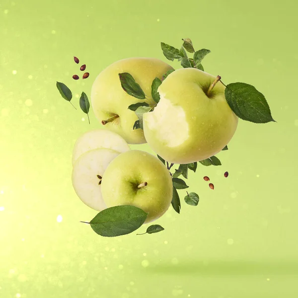 Політ Повітрі Зелене Свіже Ціле Нарізане Яблуко Листя Зеленому Тлі — стокове фото