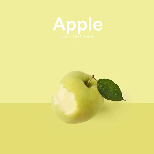 Kreativních Rozložení Vyrobena Apple Přes Zelené Pozadí Byt Leží Jídlo — Stock fotografie