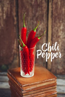 Taze kırmızı sıcak biber biber cam