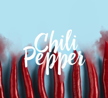 Mavi arka plan düz yatıyordu kırmızı biber desen. Üstten Görünüm