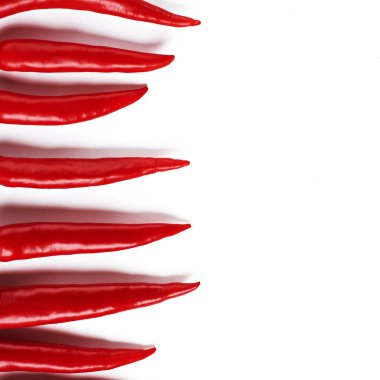 Beyaz arka plan üzerinde düz yatıyordu kırmızı biber desen.