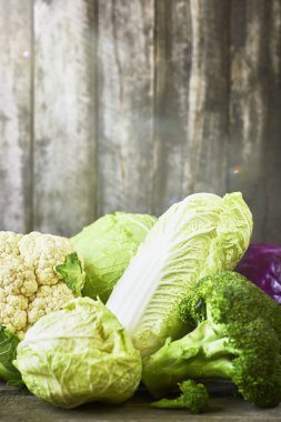 Lahana rustik ahşap zemin üzerine pek çok tür