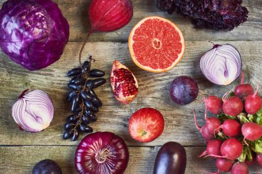 Mor Meyve ve sebzelerin ahşap arka plan üzerinde çeşitli türleri