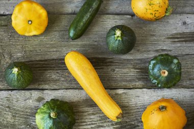 Kabak ve squash ahşap arka plan üzerinde bir sürü