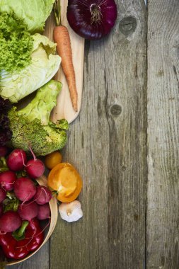 Ahşap arka plan kopya alanı için metin üzerinde taze çiğ sebze.
