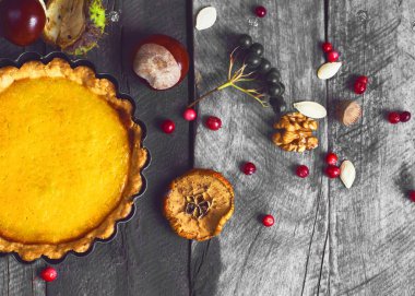 Taze ve lezzetli ev yapımı kabak pasta ahşap artalan üzerinde Sonbahar dekorasyonu ile