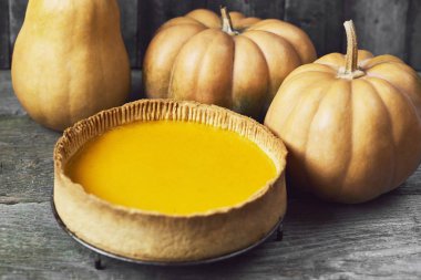 Taze ve lezzetli ev yapımı kabak pasta ahşap artalan üzerinde Sonbahar dekorasyonu ile