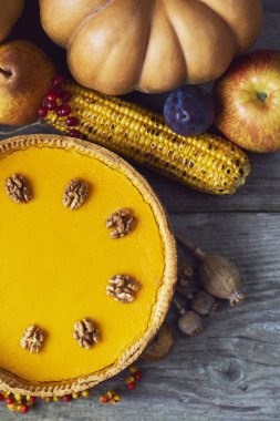 Taze ve lezzetli ev yapımı kabak pasta ahşap artalan üzerinde Sonbahar dekorasyonu ile