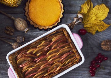 sonbahar arka plan, ev yapımı kabak ve elma pasta ahşap rustik masa üzerinde Sonbahar dekorasyonu ile