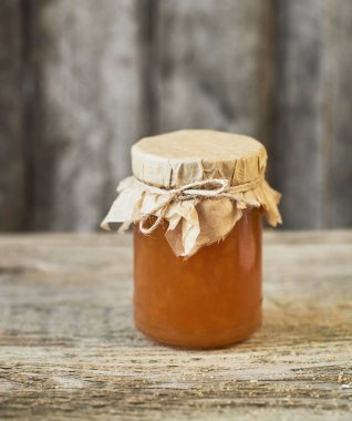 kavanoz reçel sepet ve ayvaları ile ahşap arka plan üzerinde bırakır