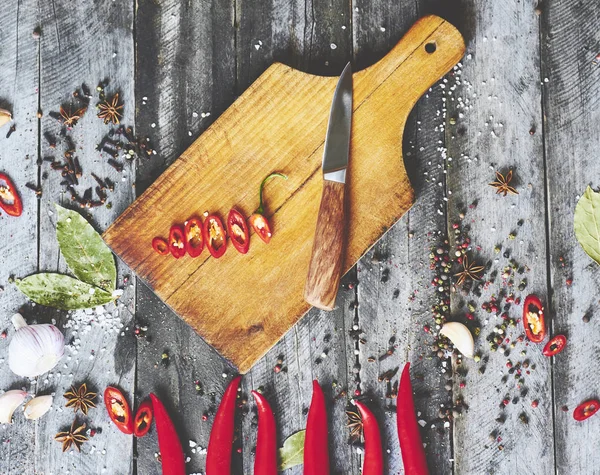 Lege Snijplank Verse Rode Hot Chili Peper Specerijen Mes Houten — Stockfoto