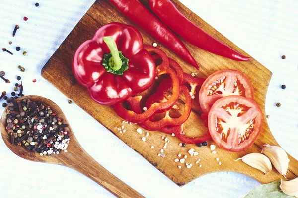 Gehakte Rode Paprika Snijplank Met Specerijen Rode Chilipeper Bovenaanzicht — Stockfoto