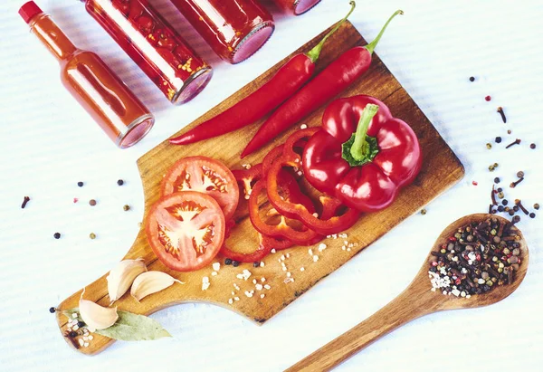 Gehakte Rode Paprika Snijplank Met Specerijen Houten Lepel Rode Chilipeper — Stockfoto