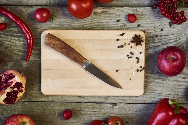 Verse Groenten Ingrediënten Voor Het Koken Rond Snijplank Houten Achtergrond — Stockfoto