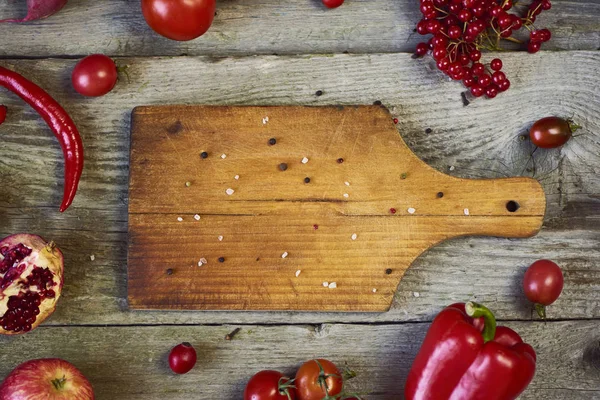 Verse Groenten Ingrediënten Voor Het Koken Rond Snijplank Houten Achtergrond — Stockfoto