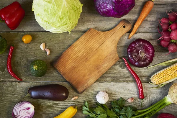 Surtido Frutas Verduras Frescas Con Tabla Cortar Sobre Fondo Madera — Foto de Stock