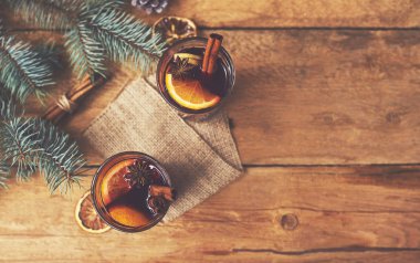 Noel sıcak mulled şarap tarçın kakule ve anason ile