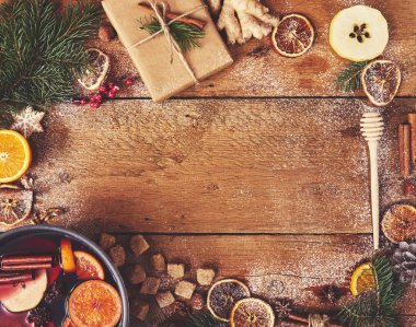 Baharat ve malzemeleri ahşap arka plan üzerinde ile tencerede mulled şarap. Üstten görünüm, düz yatıyordu.