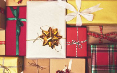 Bir sürü tatil hediye kutusu