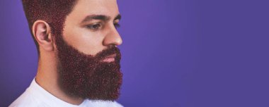 Closeup ışıltı ile yakışıklı adam