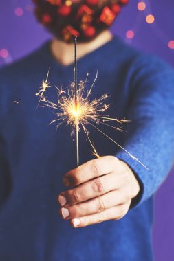 Bengal ışık tutan adamın elleri