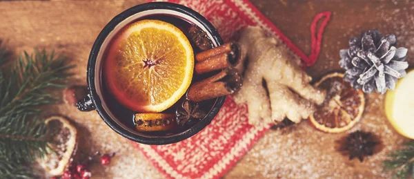 Vino Caliente Taza Rústica Con Especias Ingredientes Sobre Fondo Madera — Foto de Stock