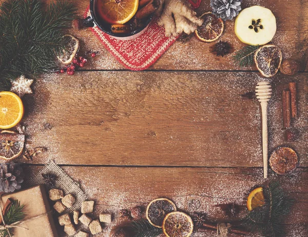 Vino Caliente Taza Rústica Con Especias Ingredientes Sobre Fondo Madera — Foto de Stock