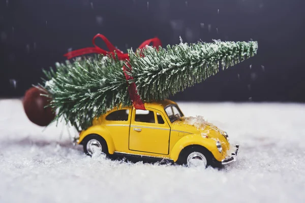 Karácsonyfa Sárga Játékautó — Stock Fotó