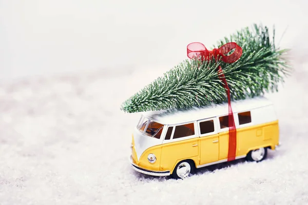 Christmas Tree Yellow Toy Car Snow — Stock Photo, Image