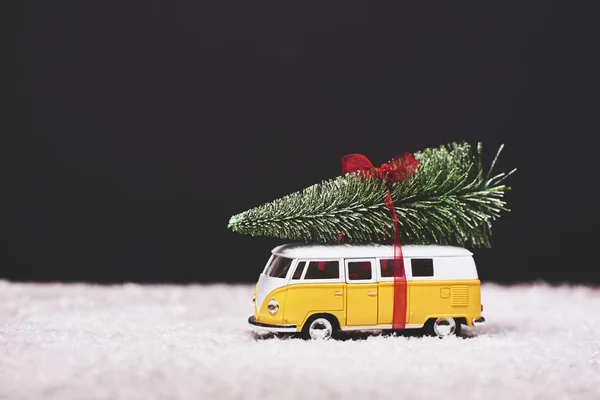 Karácsonyfa Sárga Játékautó — Stock Fotó