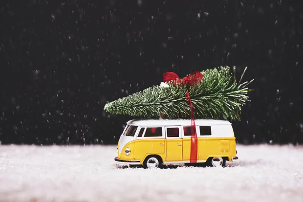 Arbre Noël Sur Voiture Jouet Jaune Avec Neige — Photo